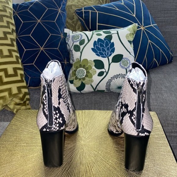 NEW Vince Camuto Genedy Pointed Toe Suede Boot OXFORD Womens Size 7 - Picture 3 of 7